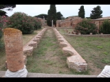 06509 ostia - regio iv - insula v - schola del traiano (iv,v,15) and domus (iv,v,16) - bli ri peristylium - in der mitte schmales wasserbecken - bli aus ri norden - 09-2023.jpg